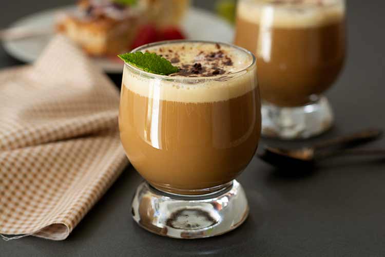 Kaffee-kaltgetränk mit vanilleeis und espresso. leckeres sommerliches erfrischungsgetränk im glas