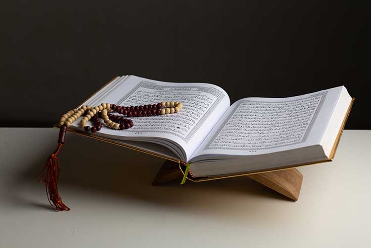 Koran - heiliges buch der muslime auf der ganzen welt antik gelesenes gebet spiritueller glaube gott ramadan kareem monat