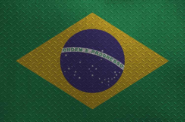 Brasilien-flagge in lackfarben auf alter gebürsteter metallplatte oder wand hautnah dargestellt. strukturiertes banner auf rauem hintergrund