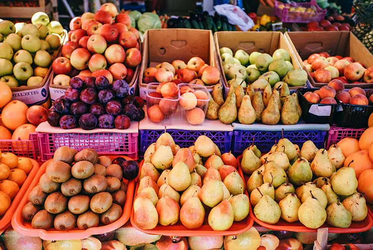 Obstmarkt. viele verschiedene frische früchte.