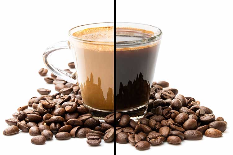 Cup in zwei hälften geteilt. schwierige wahl zwischen espresso- und cappuccino-konzept