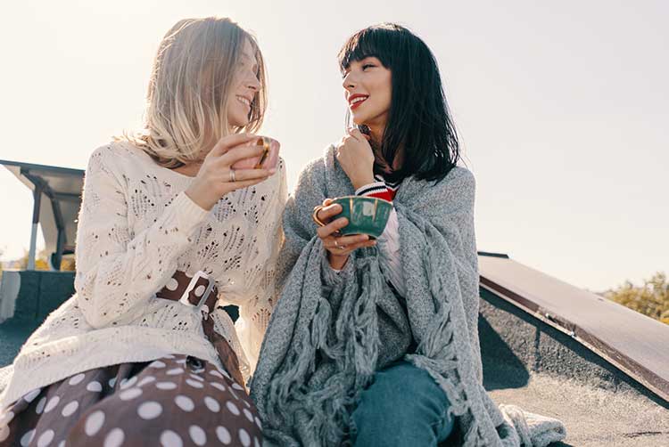Zwei attraktive girls genießen eine teeparty. gesunden buchweizentee trinken. gesundheits- oder kräutermedizinkonzept.