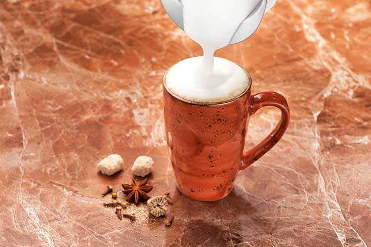 Cappuccino kaffee und gewürzen. marmor hintergrund, horizontal