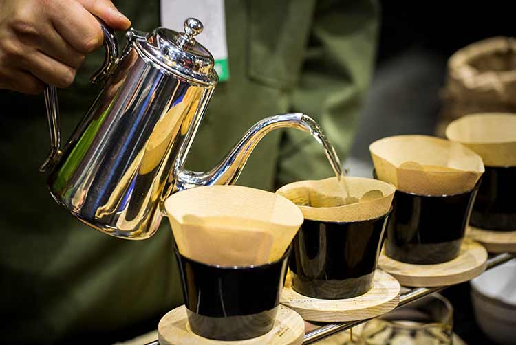 Professionelle barista kaffeezubereitung alternative methode