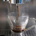 Espressokaffeezubereitung in einer glastasse