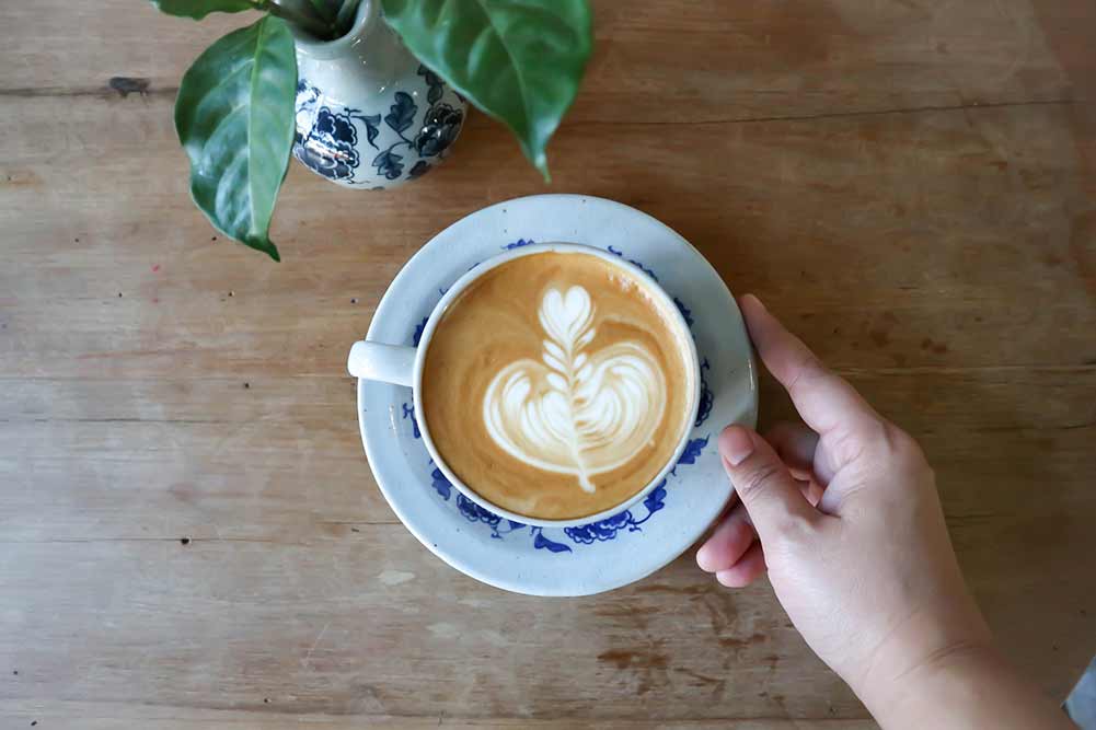 Kaffee oder cappuccino servieren, latte-kaffee