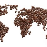 Eine weltkarte aus gerösteten kaffeebohnen, die zeigen, dass menschen kaffee weltweit trinken.
