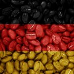 Kaffeebohnen mit dem hintergrund der deutschen landesflagge