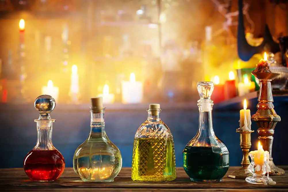 Zaubertränke in flaschen auf holzhintergrund