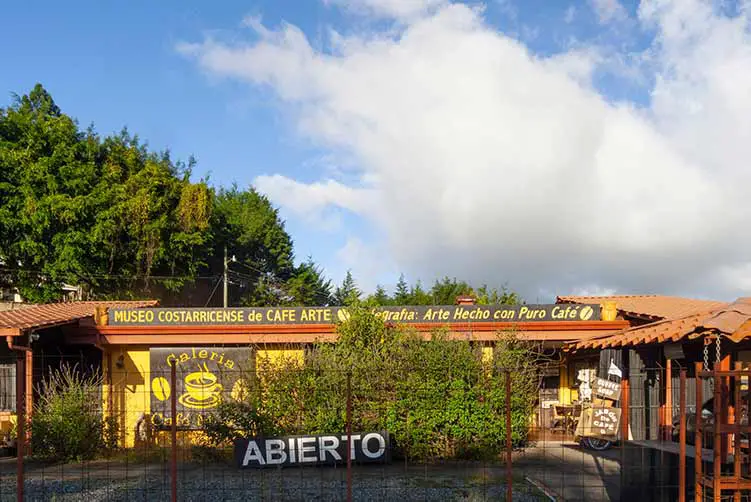 Paraiso, costa rica - 29. dezember 2014: museum der café-kunst ist geöffnet und zeigt die verschiedenen knicke des costa cica-cafés und seine geschichte in paraiso, costa rica.