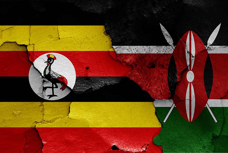 Flaggen von uganda und kenia auf rissige wand gemalt