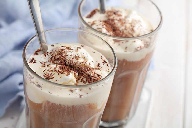 Eiskaffee mit vanilleeis und geriebener schokolade