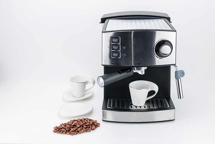 Espresso-kaffeemaschine mit dampfstrahl auf weißem hintergrund mit kopierraum