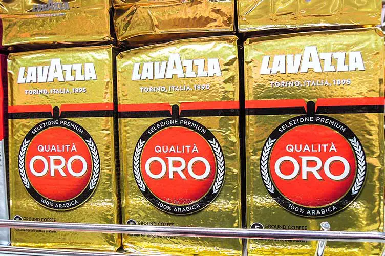 Samara, russland - 30. november 2019: lavazza-kaffee im regal im supermarkt