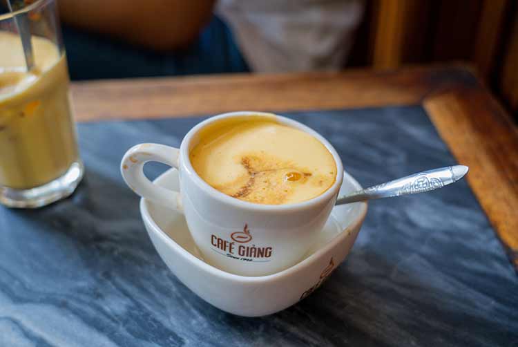 Hanoi/vietnam - 17. juli: restaurant-namensschild egg coffee cafe trung local coffee shop dessert cafe giang in old quarter city am 07. 17 2019