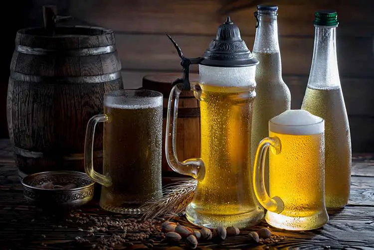 Helles bier in einem glas auf einem tisch in komposition mit accessoires auf altem hintergrund
