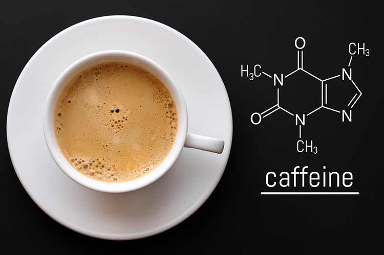 Tafel mit der chemischen formel von koffein, nahaufnahme tasse frischen kaffee auf schwarzem hintergrund. draufsicht mit kopienraum