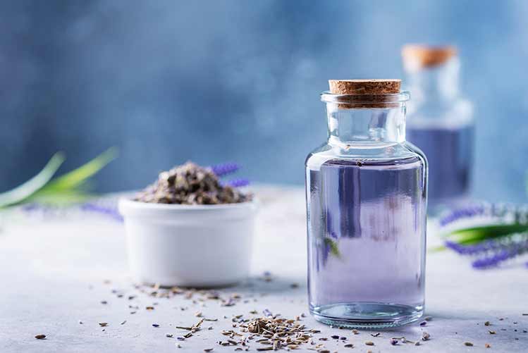 Konzept der aromatherapie mit natürlichem lavendelöl, bild mit selektivem fokus