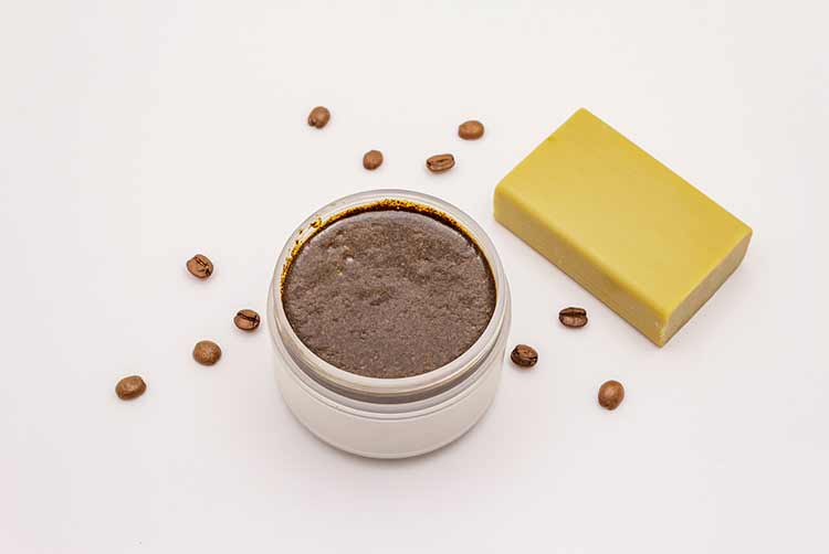 Kaffee-körperpeeling und seife isoliert auf weißem hintergrund. spa-konzept, hausgemachte kosmetik aus natürlichen zutaten
