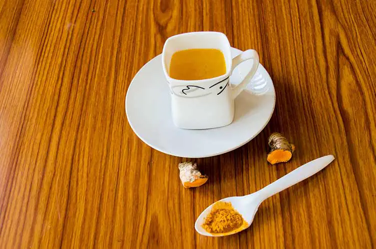 Goldene kurkuma-milch leuchtend gelbes getränk indisches getränk mit haldi-zimt und ingwergewürzen. haldi ka doodh ist reich an antioxidantien. ayurveda-medizin für einen gesunden lebensstil. gesundheitswesen und medizinischer hintergrund.
