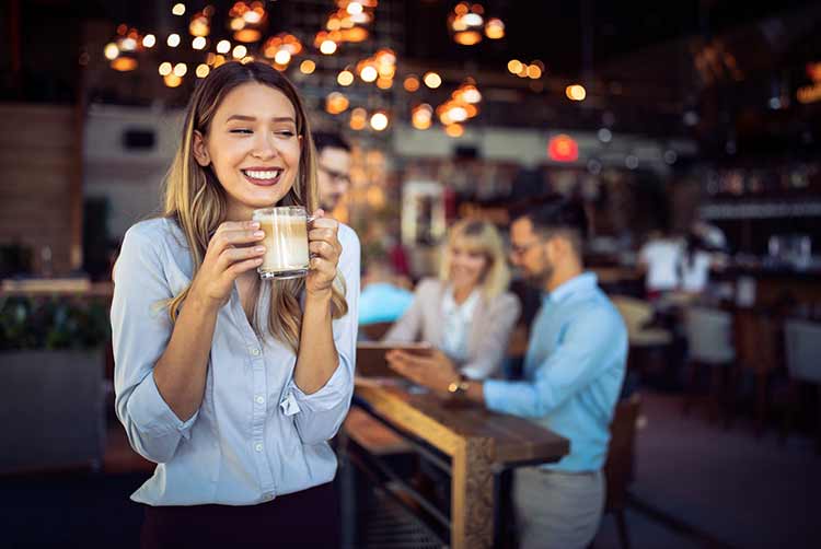 Porträt einer glücklichen, schönen geschäftsfrau auf kaffeepausentür