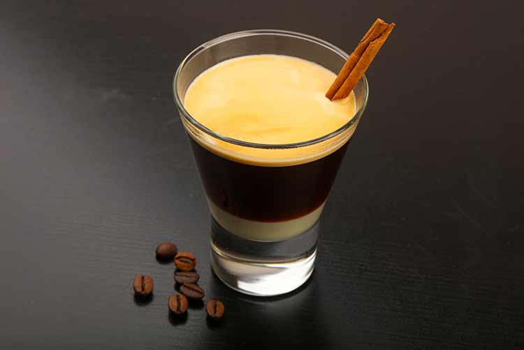 Kaffee espresso mit kondensmilch