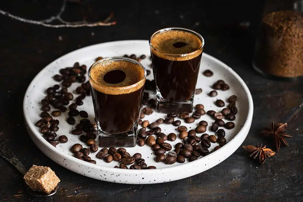 Kaffee in gläsern. espresso auf dunklem hintergrund. dunkler stil