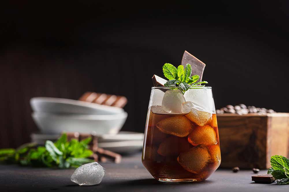 Ein glas kalter sommerkaffee mit minze und schokolade, selektives fokusbild