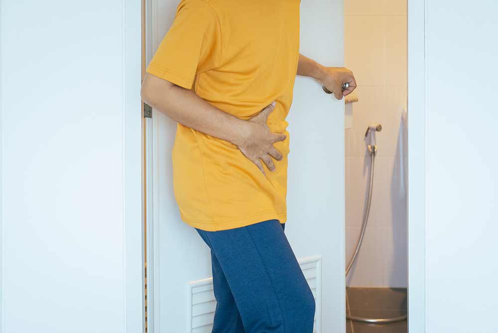 Männchen mit schmerzhaften bauchschmerzen und durchfall vor der toilettenschüssel nach dem aufwachen am morgen