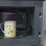 Tasse in mikrowelle kaffee oder aufgüsse, erhitzen