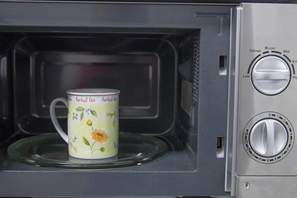 Tasse in mikrowelle kaffee oder aufgüsse, erhitzen