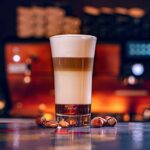 Heißer latte macchiato kaffee mit haselnusssirup