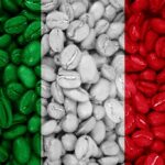 Kaffeebohnen mit dem hintergrund der italienischen landesflagge
