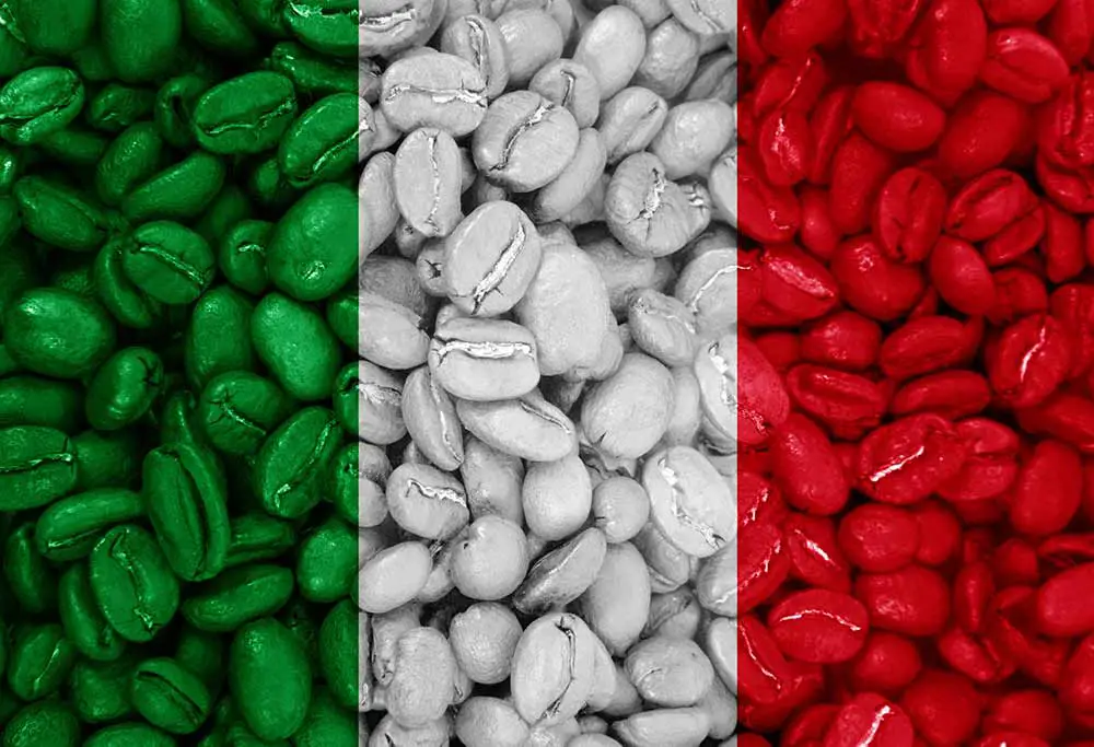 Kaffeebohnen mit dem hintergrund der italienischen landesflagge