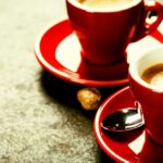 Kaffee espresso. red tassen kaffee auf einem dunklen hintergrund
