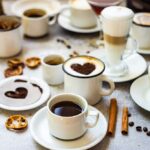 Kaffeegetränkkonzept mit verschiedenen kaffeegetränken auf konkretem hintergrund mit kopierraum