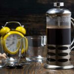 Frisch gebrühter kaffee in der französischen presse zum frühstück, nahaufnahme horizontal