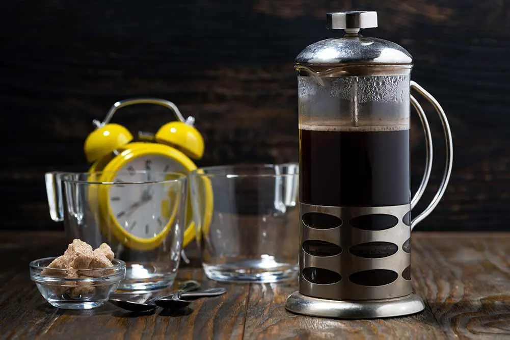 Frisch gebrühter kaffee in der französischen presse zum frühstück, nahaufnahme horizontal