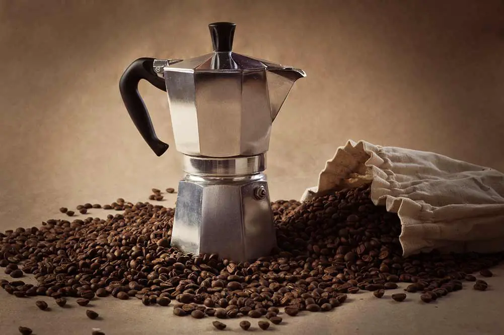 Kaffeekanne und kaffeebohnen. papier textur kaffee. dunkle kaffee geröstet. tasche von kaffee, verschütten. kaffeebohnen