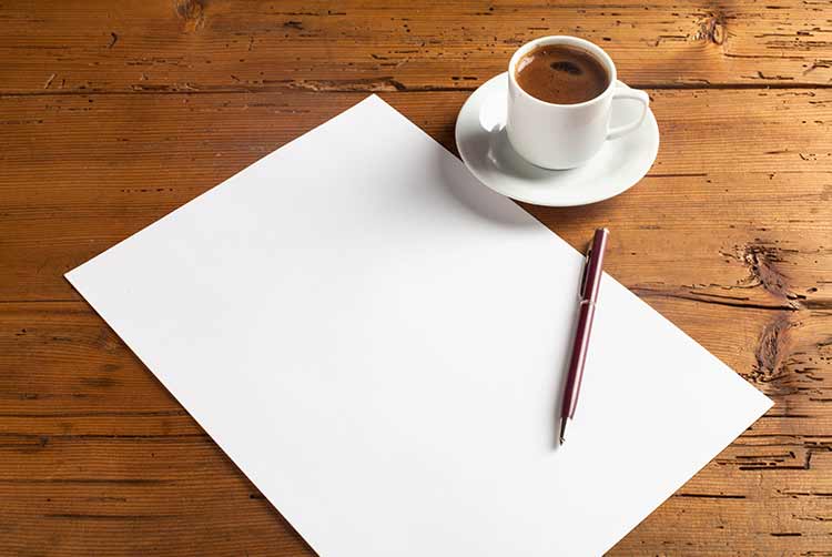 Leeres papier auf holzhintergrund mit türkischem kaffee
