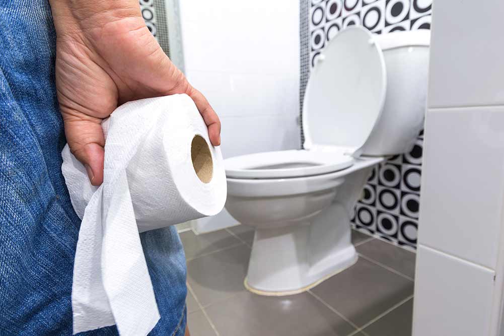 Hand, die toilettenpapier hält. durchfall verstopfung. gesundheitskonzept
