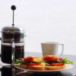 Gesundes frühstück mit sandwiches und kaffee in französisch presse, skandinavischer stil