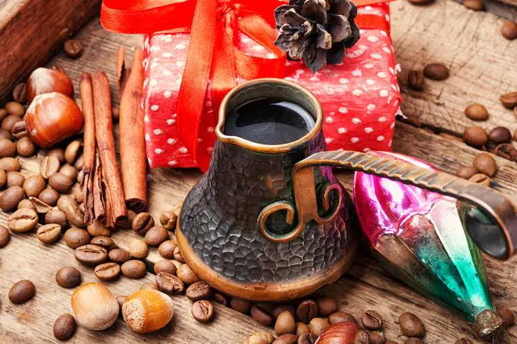 Kaffee in retro-cezve und weihnachtsdekoration auf altem holztisch