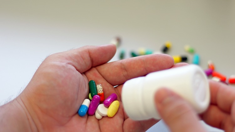 Fettleibige patienten nehmen bunte tabletten, pillen und kapseln zur behandlung und heilung von krankheiten oder krankheiten in die hand. verwendung von arzneimitteln für medikamente in der medizinischen klinik, apothekenservicekonzept.