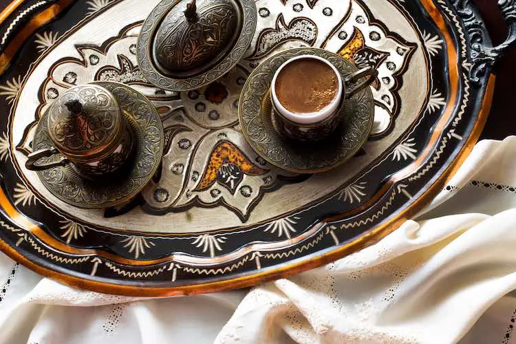 Türkischer kaffee mit genuss und traditionellem kupferservierset. fest des ramadan.