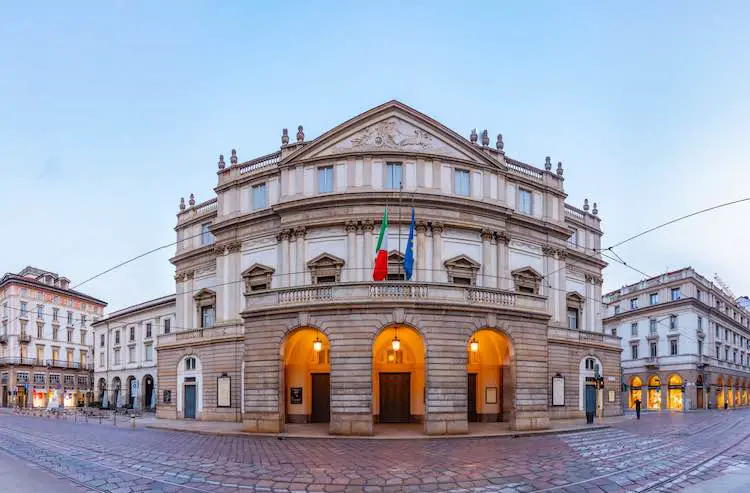 Mailand, italien, 20. juli 2019: blick auf den sonnenuntergang von teatro alla scala in mailand, italien