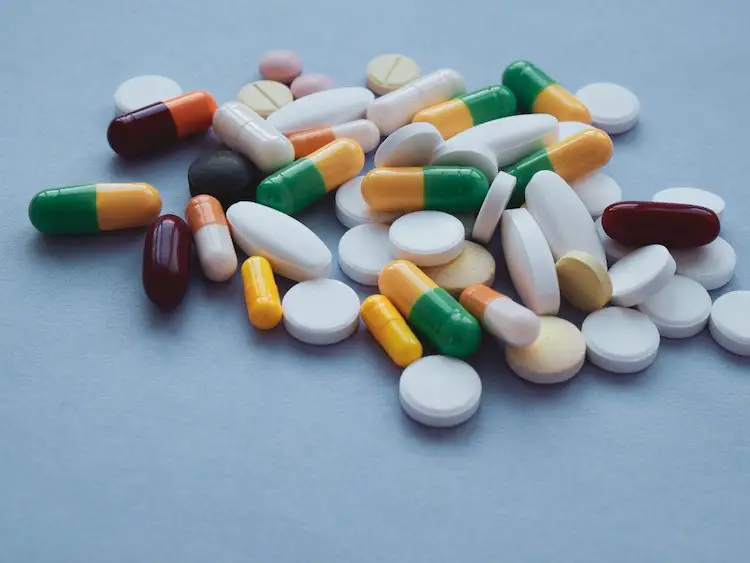 Bunte pillen und kapseln auf blauem hintergrund, macroshot-tabletten