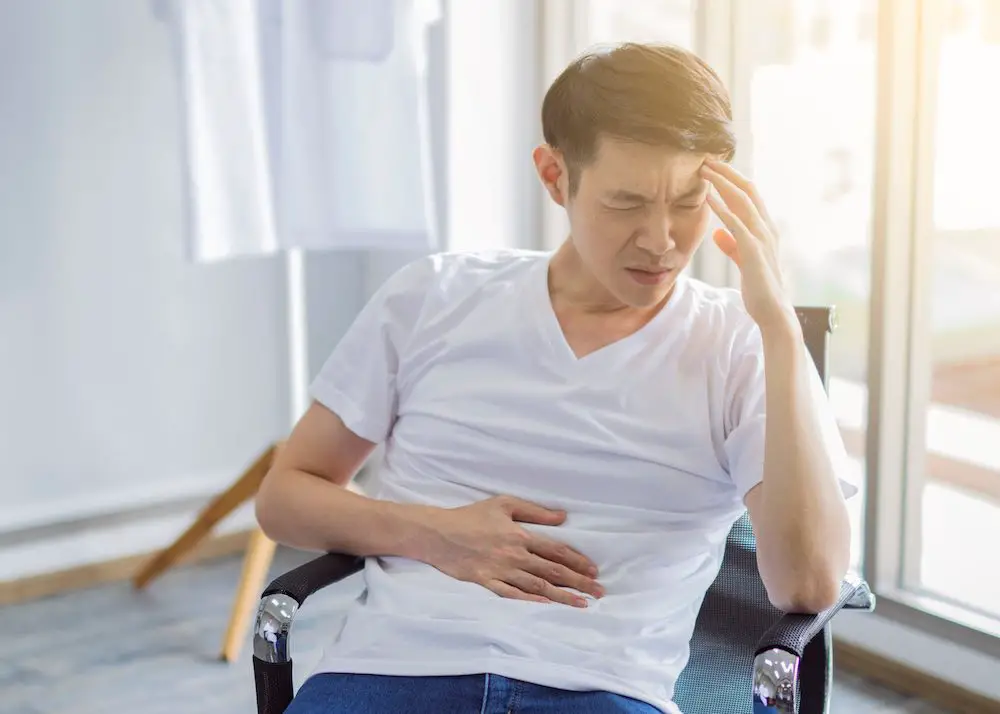 Asiatischer mann bauchschmerzen blähungen beschwerden magenschmerzen problem