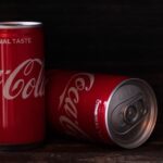 Tokyo, japan - 17. juni 2018. coca cola getränke auf holztischplatte mit dunklem hintergrund