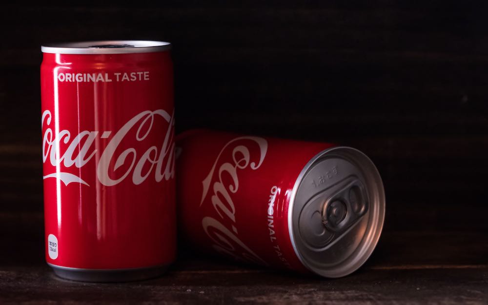 Tokyo, japan - 17. juni 2018. coca cola getränke auf holztischplatte mit dunklem hintergrund
